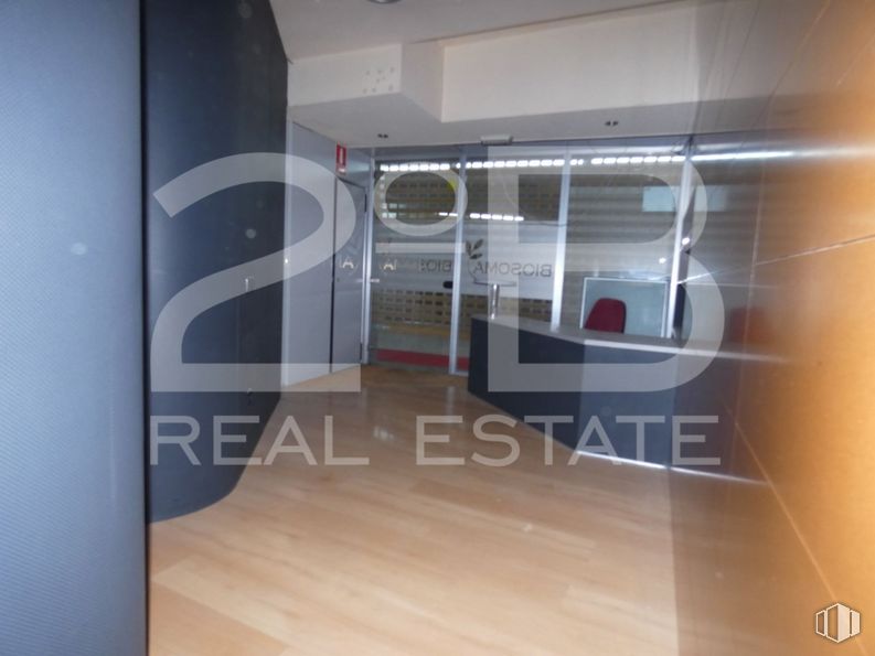 Local en venta en Zona Parque Paris, Las Rozas de Madrid, Madrid, 28230 con mueble, edificio, accesorio, diseño automotriz, madera, suelo, exterior automotriz, puerta del vehículo, pasillo y madera alrededor