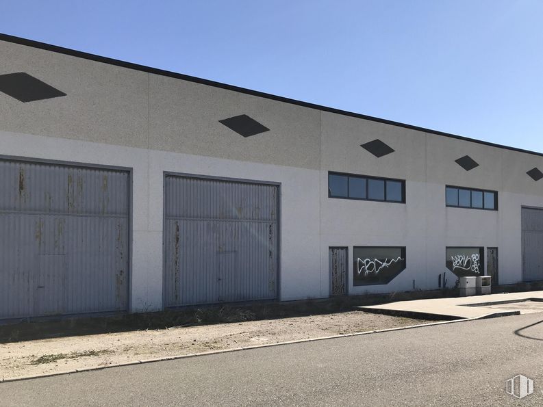 Industrial for sale at Terreno Sector 4, 71, Barcience, Toledo, 45525 with window, building, door, sky, fixture, asphalt, land lot, rectangle, road surface and residential area around