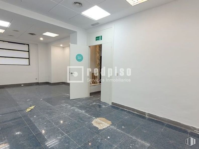 Local en alquiler en Calle Porto Lagos, Alcorcón, Madrid, 28924 con alumbrado, edificio, puerta, accesorio, interiorismo, suelo, suelos, vidrio, techo y casa alrededor