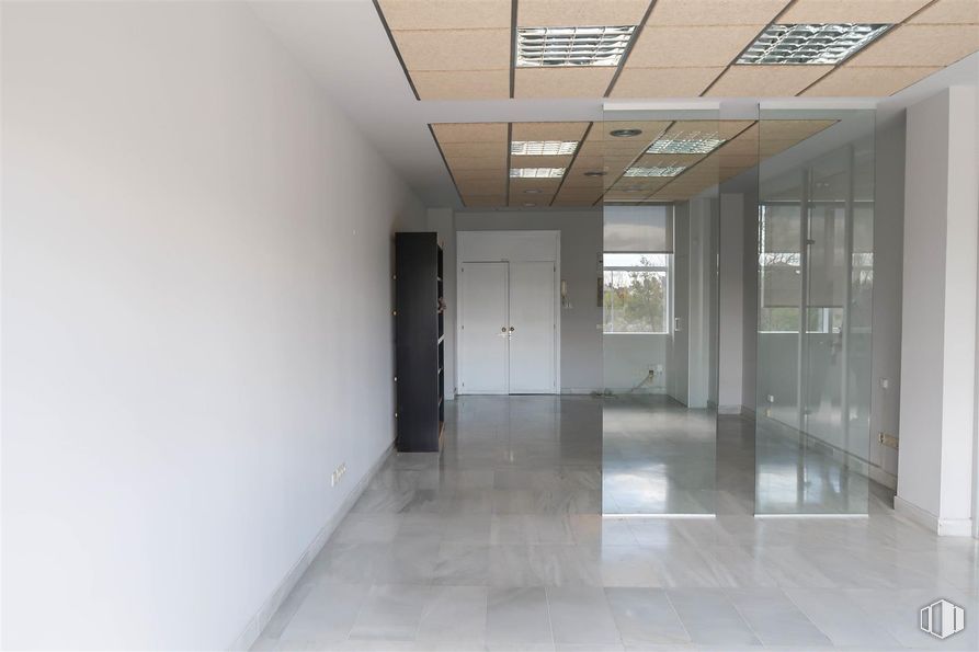 Oficina en alquiler y venta en Calle Chile, Las Rozas de Madrid, Madrid, 28290 con puerta, ventana, lámpara, alumbrado, suelos, suelo, techo, interiorismo, suelo de baldosas y vidrio alrededor