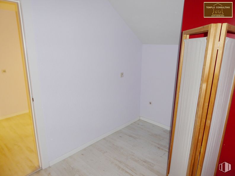 Local en alquiler en Barrio del Pilar, Fuencarral - El Pardo, Madrid, 28034 con accesorio, pintura, madera, edificio, puerta, suelos, tinte para madera, casa, madera dura y material de construcción alrededor