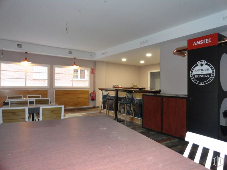 Retail for rent at Calle María Pacheco, Guadalajara, 19005 with cabinetry, chair, table top, furniture, flooring, floor, wood, ceiling, hardwood and hall around