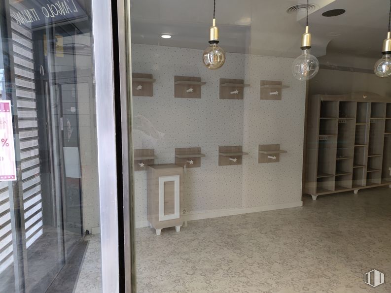 Retail for sale at Calle San Francisco, 21, Talavera de la Reina, Toledo, 45600 with lighting, interior design, flooring, floor, fixture, wood, ceiling, glass, automotive exterior and facade around