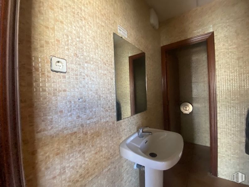 Local en venta en Calle Arroyada, Sonseca, Toledo, 45100 con fregadero, pared, madera, lavabo, accesorios de fontanería, suelo, suelos, marrón, habitación y fontanería alrededor