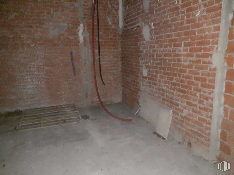 Retail for sale at Calle Fuenlabrada, Carabanchel, Madrid, 28019 with brickwork, brick, wood, wall, composite material, building material, gas, building, electrical wiring and flooring around