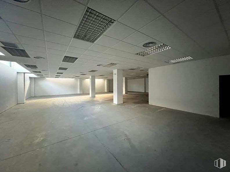 Office for sale at Calle Francisco Alonso, Alcalá de Henares, Madrid, 28806 with light fixture, fixture, architecture, building, hall, flooring, floor, wall, ceiling and composite material around