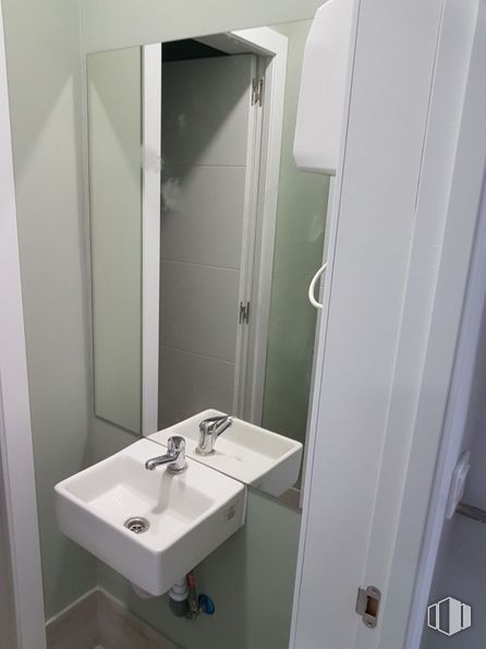 Local en venta en Calle Hermosilla, Salamanca, Madrid, 28009 con fregadero, espejo, grifo, lavabo, accesorios de fontanería, cuarto de baño, accesorio, madera, suelos y ferretería doméstica alrededor