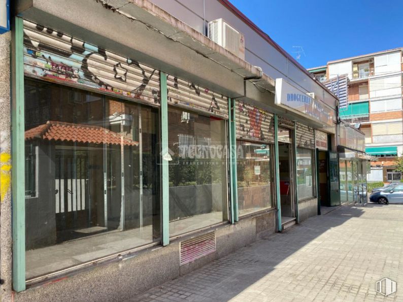 Retail for rent at Zona Aluche, La Latina, Madrid, 28047 with building, sky, window, neighbourhood, sidewalk, facade, real estate, urban design, city and awning around