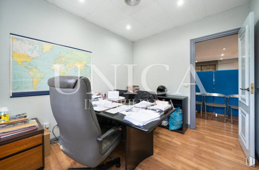 Oficina en venta en Nueva España, Chamartín, Madrid, 28016 con silla, escritorio, mueble, mesa, propiedad, silla de oficina, edificio, pantalla de ordenador, interiorismo y escritorio del ordenador alrededor