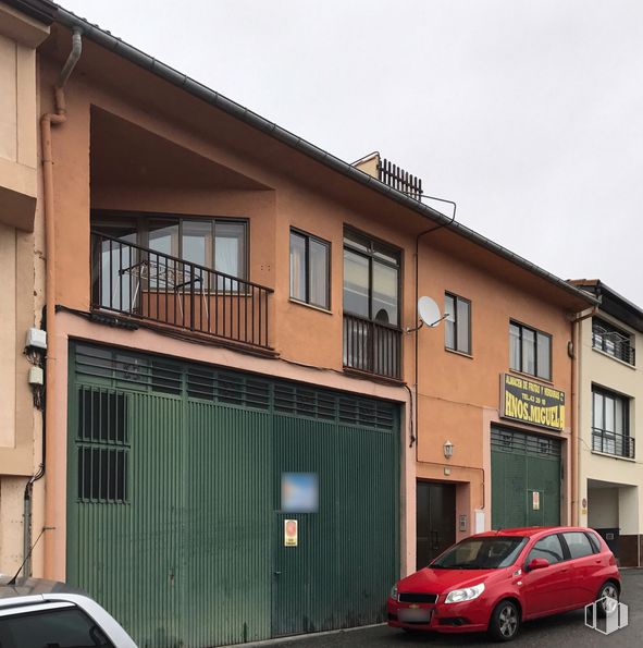 Retail for sale at Carretera Valladolid, La Lastrilla, Segovia, 40196 with car, building, automotive parking light, wheel, land vehicle, tire, property, vehicle, sky and window around