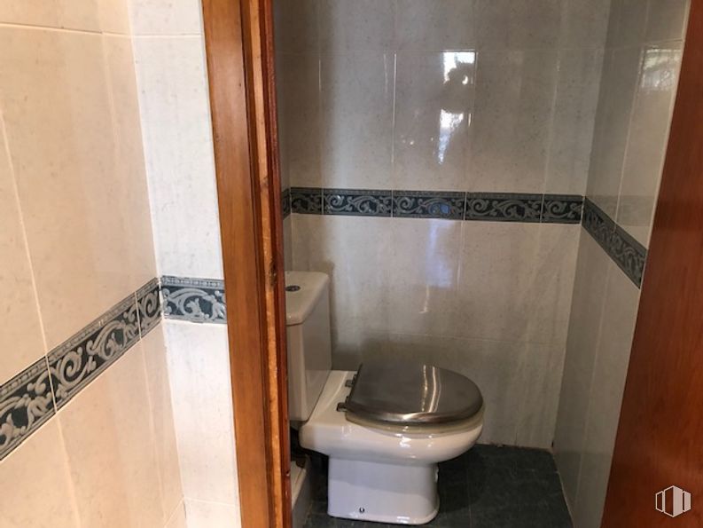 Oficina en alquiler en Zona centro, Colmenarejo, Madrid, 28270 con inodoro, cuarto de baño, accesorio, interiorismo, madera, suelos, asiento del inodoro, material compuesto, madera dura y accesorio de baño alrededor