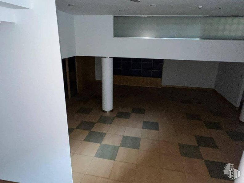 Retail for sale at Calle O´Donnell, Salamanca, Madrid, 28009 with flooring, floor, ceiling, room, tile flooring, tile, wood stain, transparency, cleanliness and plaster around