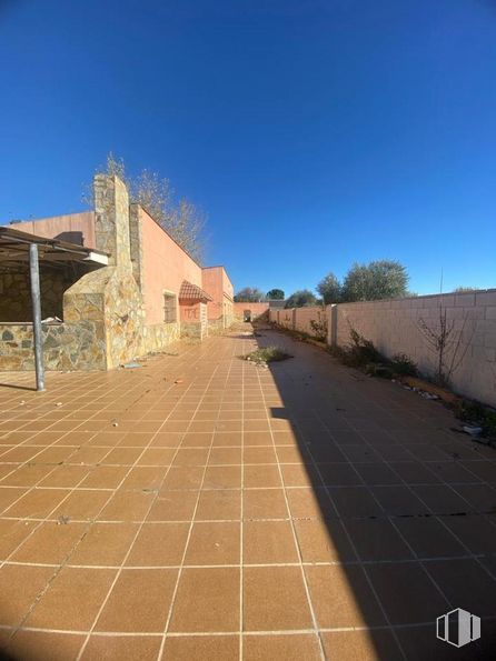 Retail for sale at Avenida Playa de Escalona, Escalona, Toledo, 45910 with house, sky, road surface, asphalt, land lot, landscape, tree, shade, tints and shades and flooring around