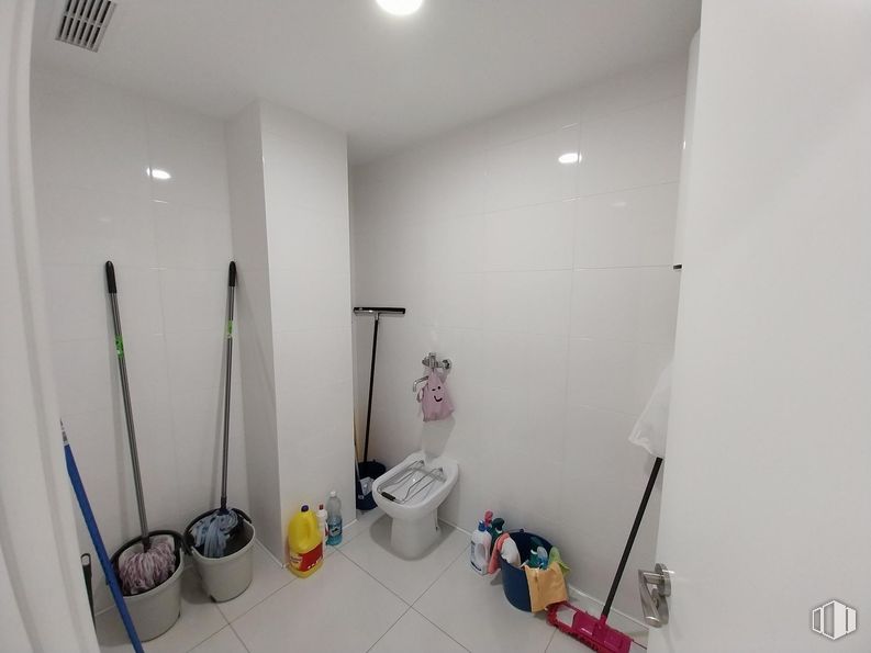 Retail for sale at Calle Bravo Murillo, 296 , Tetuán, Madrid, 28020 with toilet, bidet, flooring, floor, interior design, plumbing fixture, plumbing, room, tile and household supply around