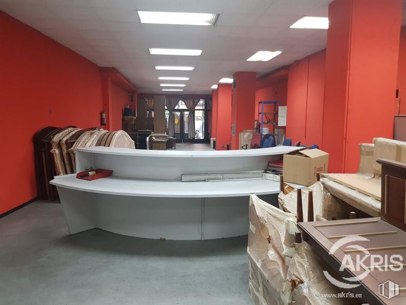 Retail for sale & for rent at Paseo Santa María de la Cabeza, Arganzuela, Madrid, 28019 with light fixture, box, interior design, architecture, floor, flooring, automotive design, ceiling, wood and room around