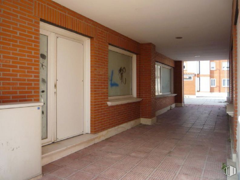 Retail for sale at Calle Ecuador, 2, Cuéllar, Segovia, 40200 with door, window, building, wood, fixture, paint, interior design, wood stain, flooring and floor around