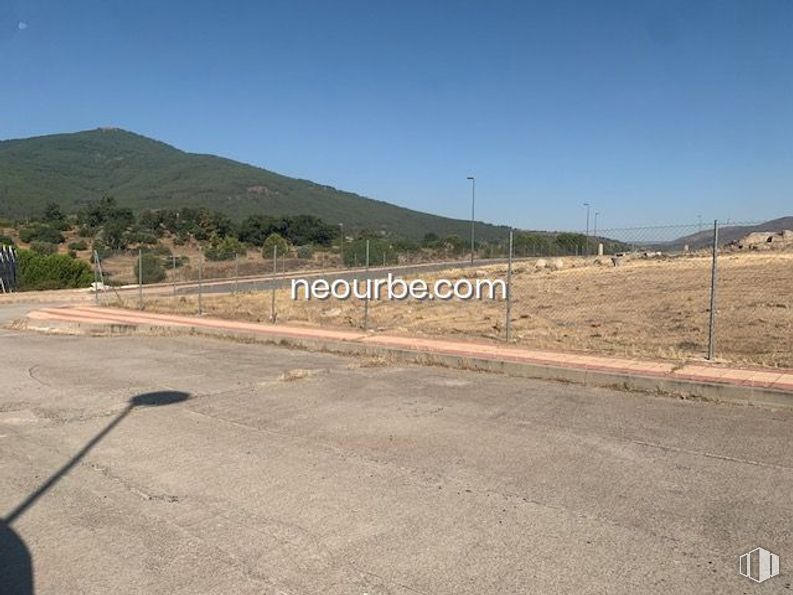 Land for sale at Calle Puente Pasil, El Tiemblo, Ávila, 05270 with sky, ecoregion, street light, road surface, asphalt, tree, plant, land lot, thoroughfare and road around