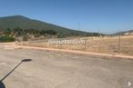 Land for sale at Calle Puente Pasil, El Tiemblo, Ávila, 05270 with sky, ecoregion, street light, road surface, asphalt, tree, plant, land lot, thoroughfare and road around