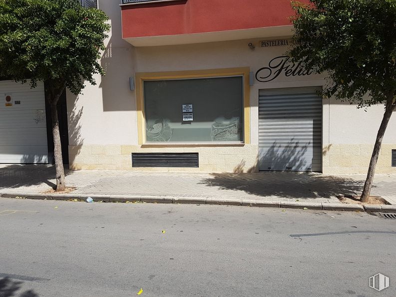 Retail for sale & for rent at Calle Monte, 1, Quintanar de la Orden, Toledo, 45800 with window, daytime, plant, building, road surface, asphalt, shade, wall, sidewalk and residential area around