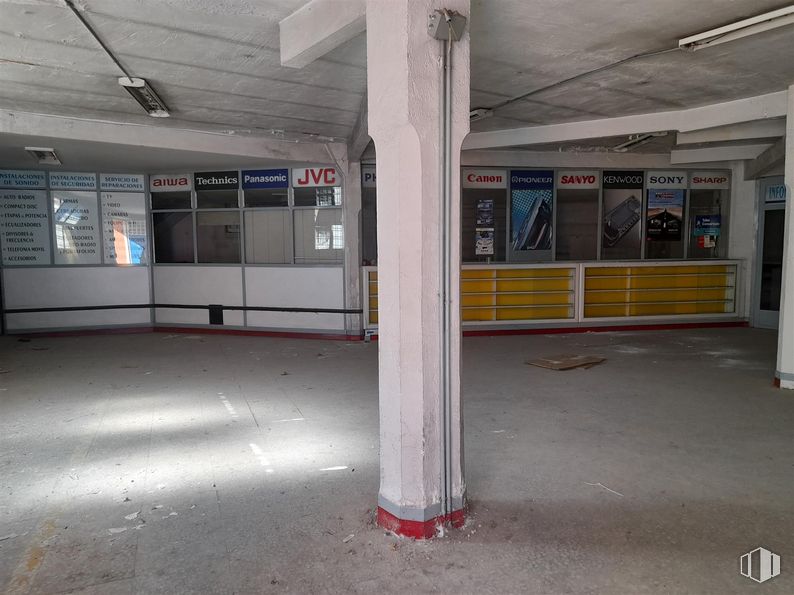 Local en venta en Calle Real, 112, San Sebastián de los Reyes, Madrid, 28700 con edificio, accesorio, suelo, aparcamiento, suelos, gas, techo, ciudad, transporte público y material compuesto alrededor