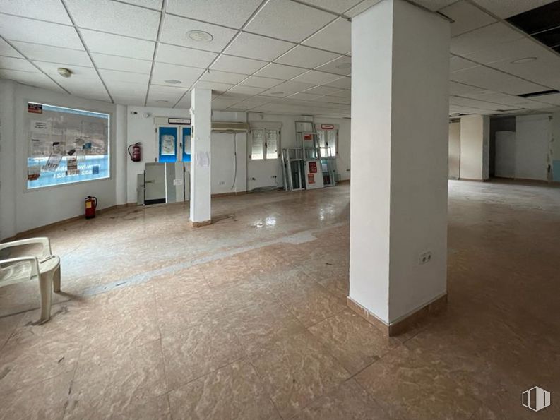 Local en alquiler en Calle Fuerzas Armadas, 2, Ciempozuelos, Madrid, 28350 con silla, edificio, suelos, suelo, hall, accesorio, techo, ciudad, espacio y evento alrededor