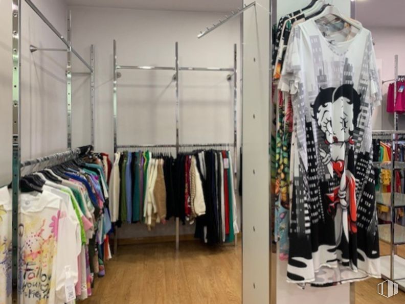 Local en alquiler y venta en Calle Marroquina, Moratalaz, Madrid, 28030 con blanco, percha, moda, textil, manguito, diseño automovilístico, camiseta, suelo, venta al por menor y pared alrededor