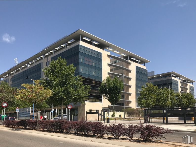 Office for sale at Edificio Alfa, Calle Marie Curie, 5, Rivas-Vaciamadrid, Madrid, 28529 with building, sky, daytime, property, window, condominium, tower block, urban design, tree and house around