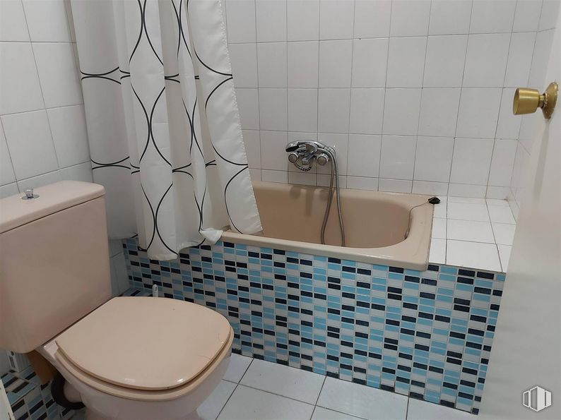 Local en venta en Calle Londres, Salamanca, Madrid, 28028 con inodoro, accesorios de fontanería, propiedad, grifo, blanco, lavabo, cuarto de baño, morado, interiorismo y suelo alrededor