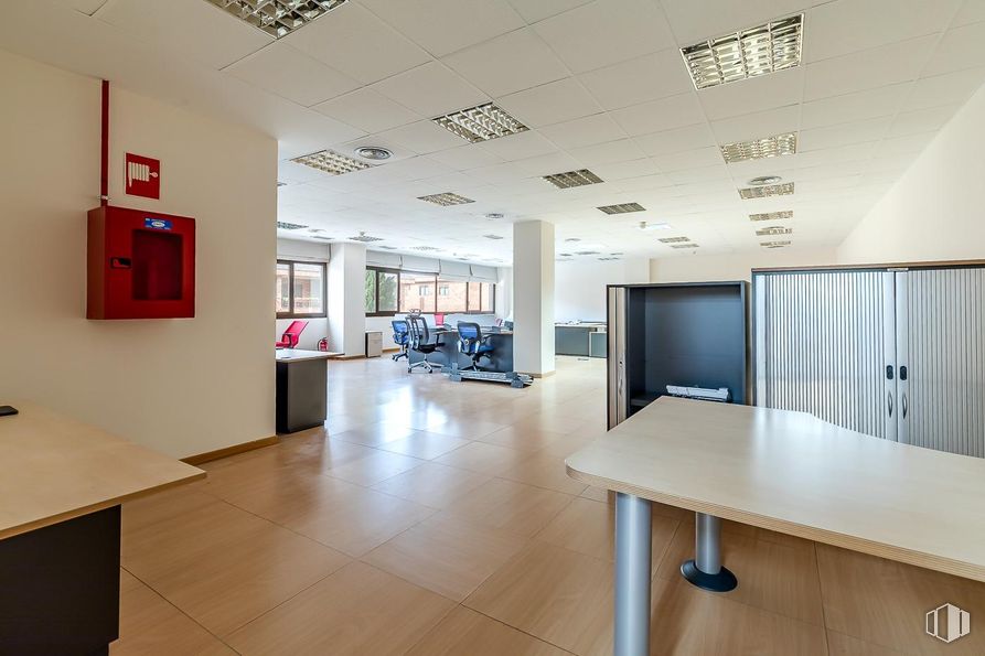 Oficina en venta en Calle Mahón, Las Rozas de Madrid, Madrid, 28230 con escritorio, lámpara, mesa, alumbrado, propiedad, interiorismo, arquitectura, suelo, suelos y madera alrededor