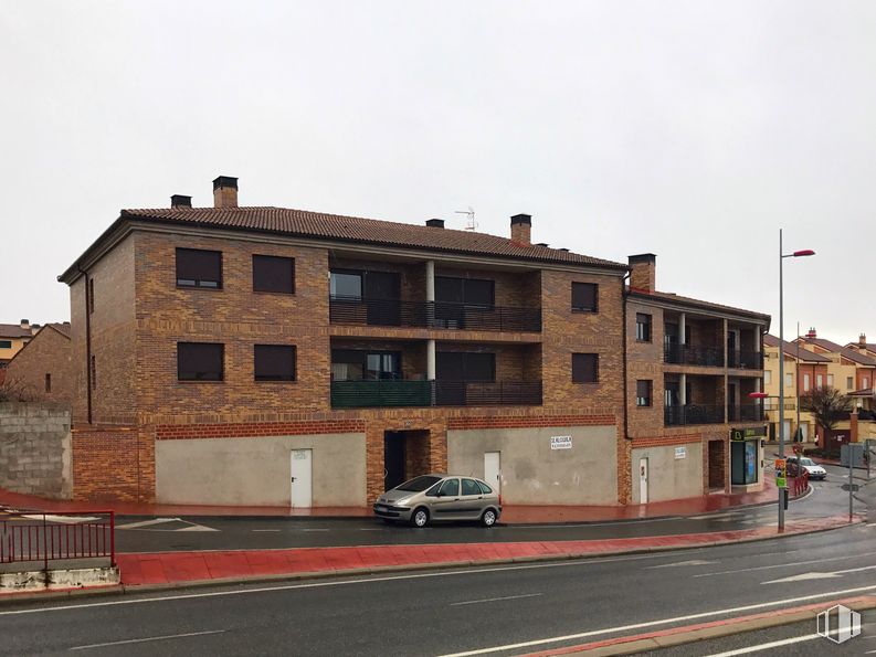 Retail for sale & for rent at Carretera Valladolid, La Lastrilla, Segovia, 40270 with car, building, sky, window, vehicle, urban design, street light, asphalt, road surface and residential area around