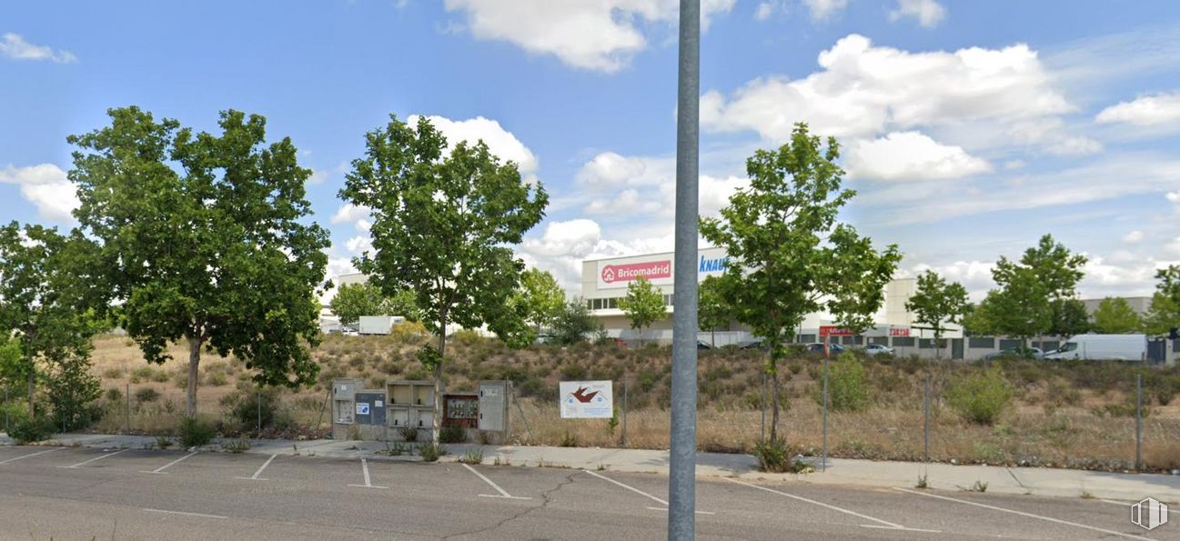 Land for sale at Calle Miguel Servet, s/n, Arroyomolinos, Madrid, 28939 with cloud, plant, sky, tree, road surface, asphalt, land lot, residential area, thoroughfare and rural area around