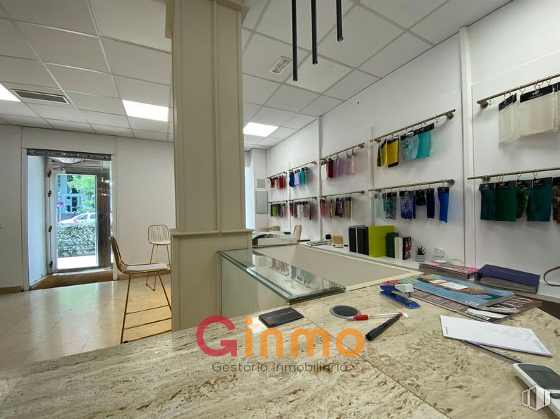 Retail for sale at Calle Diego de León, Salamanca, Madrid, 28006 with chair, interior design, flooring, floor, wood, fixture, hall, art, space and ceiling around