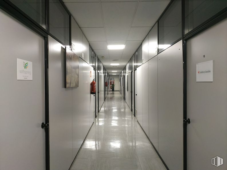 Office for rent at Calle Embajadores, 187, Arganzuela, Madrid, 28045 with building, fixture, architecture, flooring, ceiling, symmetry, glass, parallel, aluminium and door around