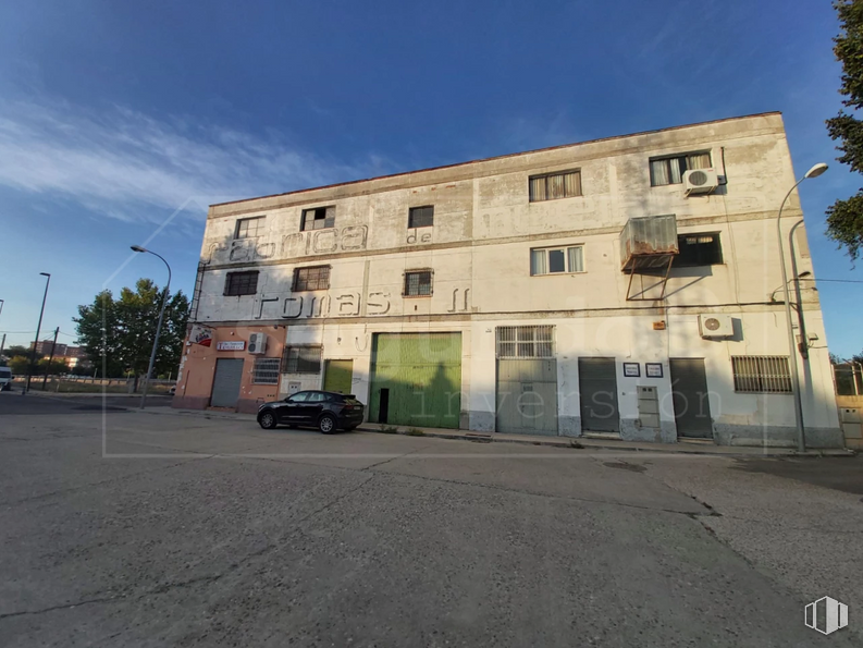 Land for sale at Calle Carlos Barral, 13, Talavera de la Reina, Toledo, 45600 with building, car, sky, window, cloud, street light, tree, road surface, asphalt and house around