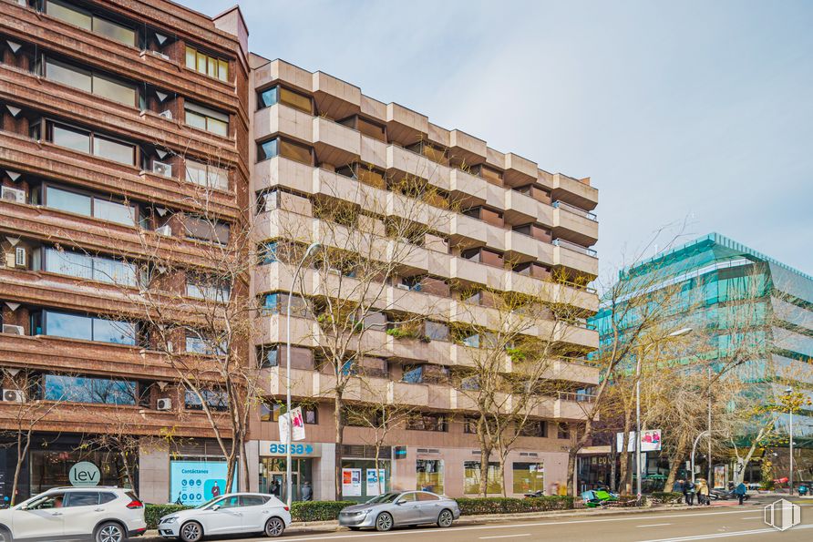 Oficina en alquiler en Paseo General Martínez Campos, 46, Chamberí, Madrid, 28010 con coche, edificio, ventana, propiedad, rueda, cielo, vehículo, nube, neumático y bloque de torres alrededor