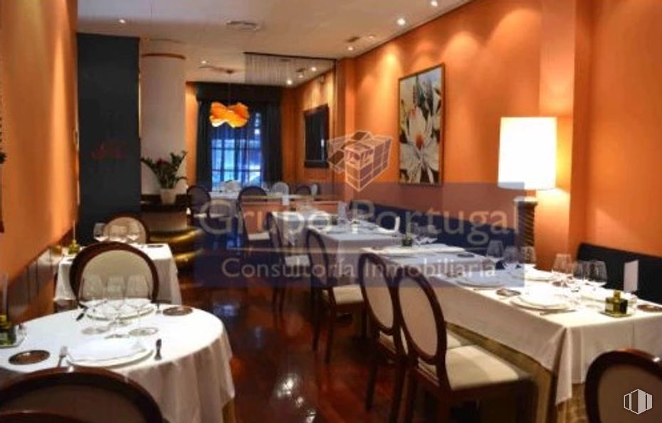 Local en alquiler en Castellana - Salamanca, Salamanca, Madrid, 28006 con silla, lámpara, alumbrado, mesa de cocina y comedor, mesa, mantel, mueble, restaurante, ropa de cama y comedor alrededor