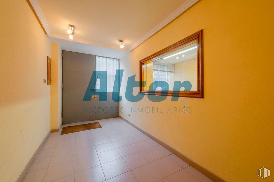 Local en venta en Calle de Alejandro Rodríguez, Tetuán, Madrid, 28039 con lámpara alrededor