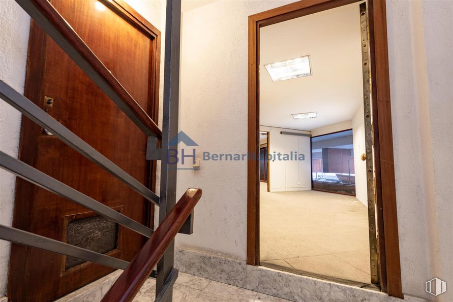 Local en alquiler en Malasaña-Universidad, Centro, Madrid, 28015 con puerta, edificio, accesorio, madera, interiorismo, suelos, suelo, exterior del automóvil, puerta de casa y casa alrededor