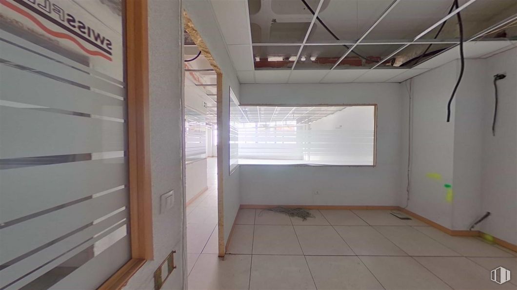 Office for sale at Avenida Democracia, Puente de Vallecas, Madrid, 28031 with window blind, wood, floor, flooring, fixture, ceiling, shade, hardwood, glass and room around