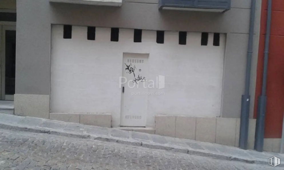 Retail for sale at Calle Jerónimo Gracián, Ávila, 05001 with door, building, window, grey, font, facade, house, road surface, art and asphalt around