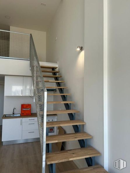 Oficina en venta en Zona Villaverde, Villaverde, Madrid, 28021 con ebanistería, escaleras, madera, accesorio, estantería, suelo, suelos, casa, edificio y madera dura alrededor