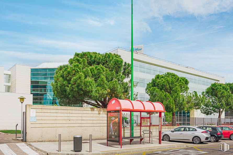 Oficina en alquiler en Avenida Europa, 20 B, Alcobendas, Madrid, 28108 con coche, cielo, nube, rueda, vehículo, planta, árbol, neumático, superficie de la carretera y asfalto alrededor