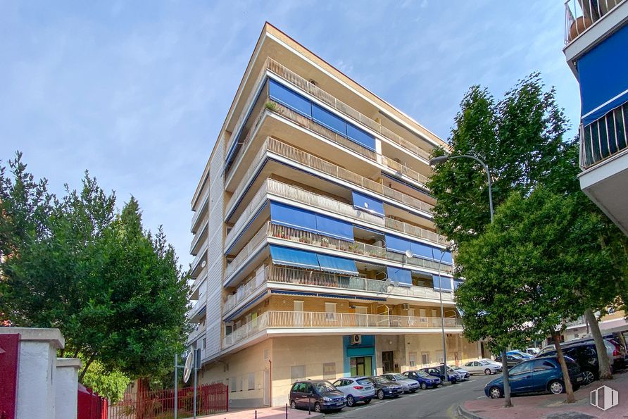 Oficina en alquiler y venta en Calle Loeches, 3, Alcalá de Henares, Madrid, 28806 con edificio, ventana, cielo, árbol, planta, bloque de pisos, diseño urbano, rueda, casa y condominio alrededor