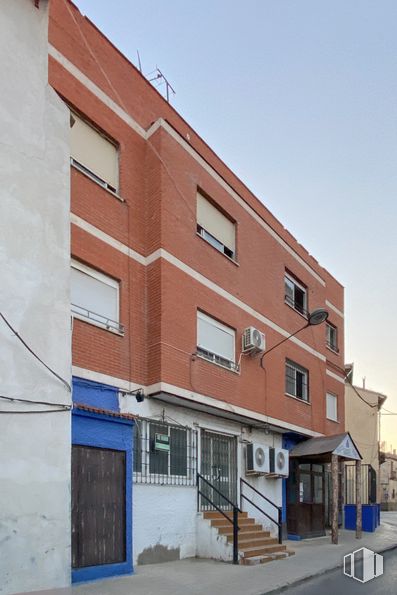 Local en alquiler y venta en Calle Iglesia, 14, Villaconejos, Madrid, 28360 con ventana, edificio, cielo, accesorio, diseño urbano, barrio, ladrillo, zona residencial, casa y fachada alrededor