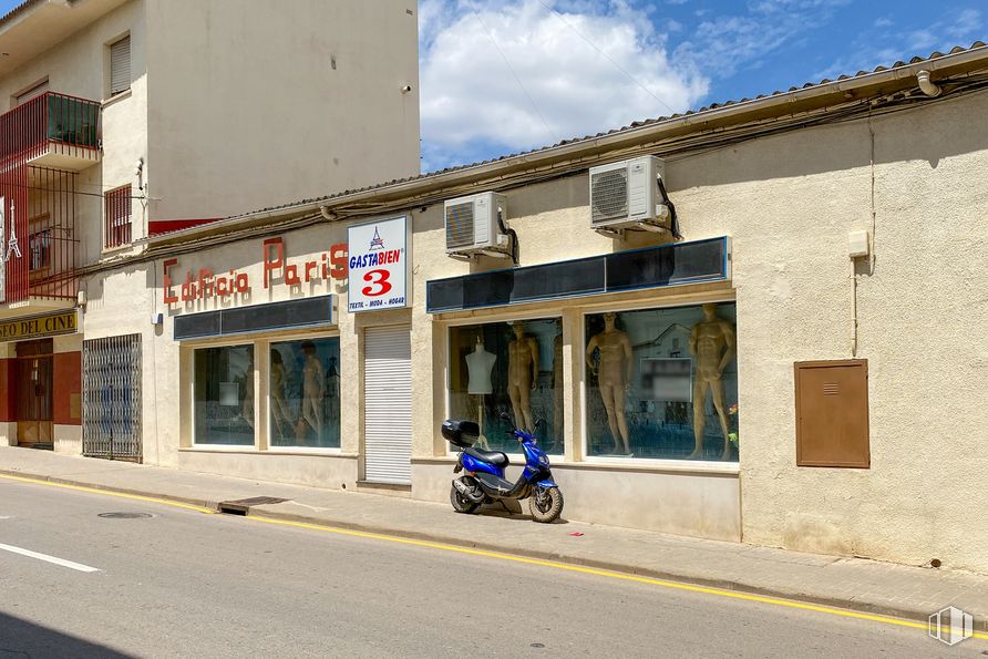 Retail for rent at Calle Mayor, 49, Villarejo de Salvanés, Madrid, 28590 with motorcycle, building, property, sky, window, tire, cloud, asphalt, road surface and architecture around