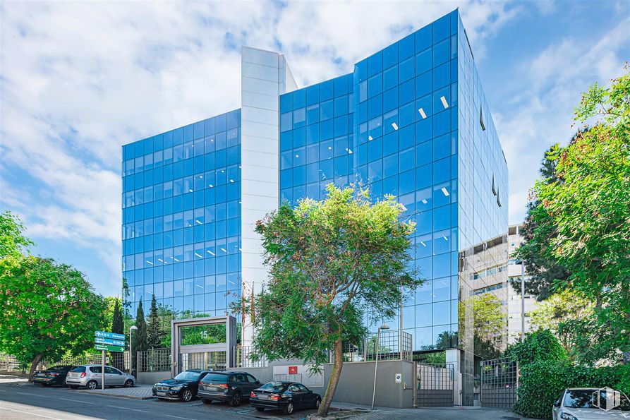 Oficina en alquiler en Ramírez de Arellano, 15, Ciudad Lineal, Madrid, 28043 con coche, edificio, nube, cielo, propiedad, luz de la calle, vehículo, árbol, rueda y bloque de pisos alrededor