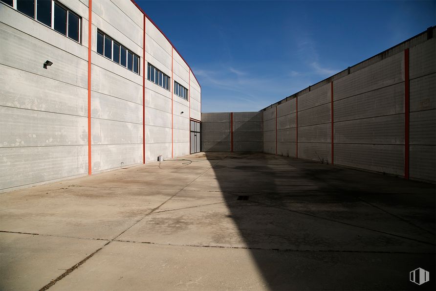 Industrial for sale at Calle Fernando III El Santo, 5, Talavera de la Reina, Toledo, 45600 with window, building, sky, cloud, road surface, asphalt, wood, composite material, automotive tire and tints and shades around