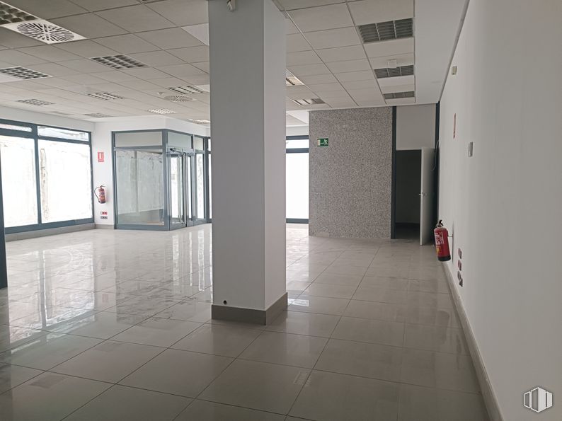 Retail for rent at Zona Rivas Futura, Rivas-Vaciamadrid, Madrid, 28529 with flooring, floor, ceiling, interior design, composite material, glass, tile flooring, commercial building, tile and concrete around