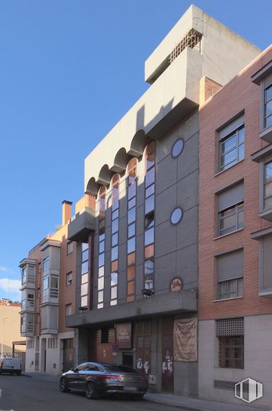 Nave en alquiler y venta en Calle Teniente Coronel Noreña, 37, Arganzuela, Madrid, 28045 con coche, ventana, edificio, cielo, neumático, rueda, vehículo, condominio, diseño urbano y bloque de torre alrededor