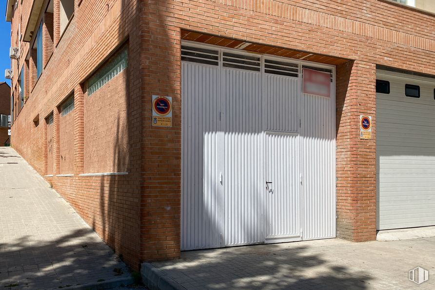 Local en alquiler en Calle Ventosilla, 5, San Agustín del Guadalix, Madrid, 28750 con puerta, día, madera, superficie de carretera, albañilería, asfalto, ladrillo, sombra, ventana y barrio alrededor